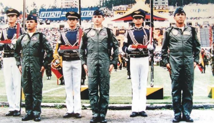 $!Por ser héroe de guerra, Banderas obtuvo la “Cruz al mérito en el grado de comendador”. En la foto compañado de los también héroes del Cenepa Mauricio Mata y Carlos Uzcategui, este último fallecido en un entrenamiento en Salinas en 2002.