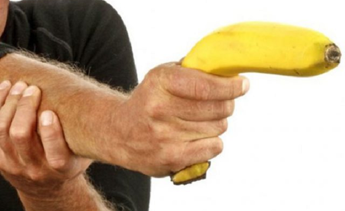 Sentencian a hombre que robó banco inglés con una banana