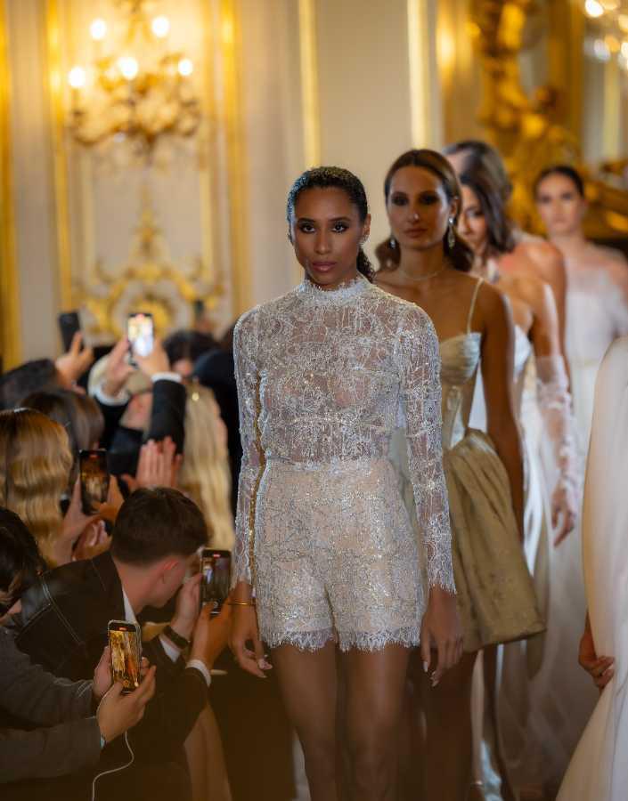 $!Modelos presentan diseños de la colección Etérea de la diseñadora Isabella Salvador en la semana de la moda en París 2024.