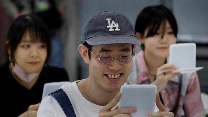Empresa japonesa brinda clases para que las personas aprendan a sonreír