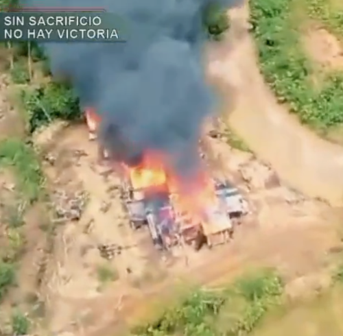 Vista aérea del escondite de los disidentes, que fue incendiado durante el operativo militar.