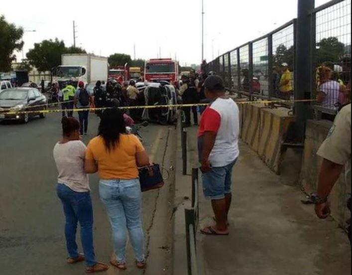 $!Asesinan a policía en Guayaquil: tras una persecución su carro se volcó y los sicarios le dispararon