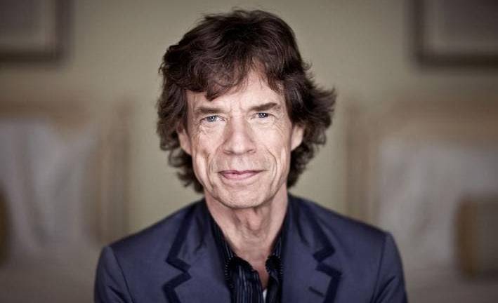 Una foto muestra a Mick Jagger vestido de mujer