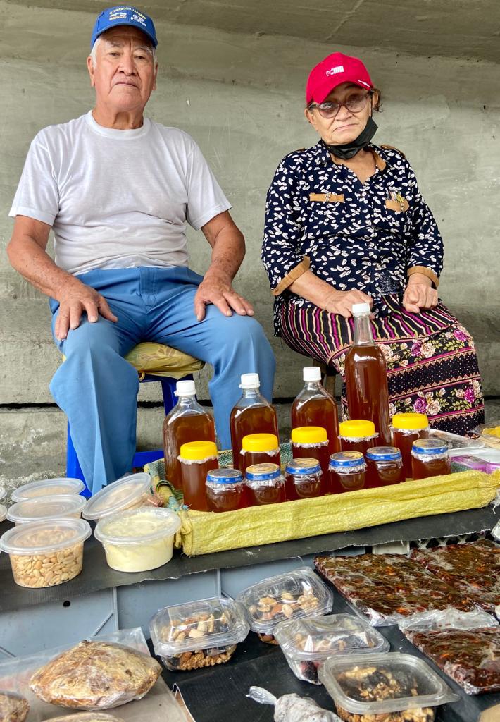 $!“Solo queremos ser felices”: dos abuelos que se ganan la vida bajo un puente en Guayaquil