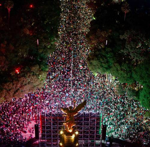 Aficionados de México celebrando el triunfo ante Ecuador en el Ángel de la Independencia, por los dieciseisavos de final del Mundial de la FIFA 2026, en Ciudad de México.