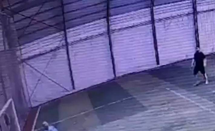 Guardamenta aficionado recibió un fuerte impacto de balón en el pecho a corta distancia.