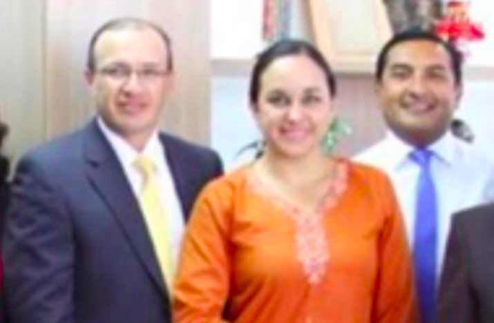 $!El juez Javier de la Cadena Correa, quien reemplazó al magistrado Macías, aparece en esta fotografía junto a la exasambleísta del correísmo, Gabriela Rivadeneira, asilada en México.