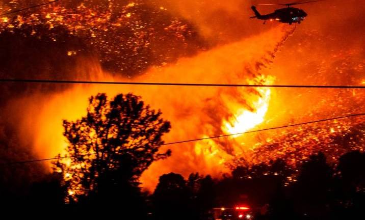 Autoridades no logran contener masivo incendio forestal en California