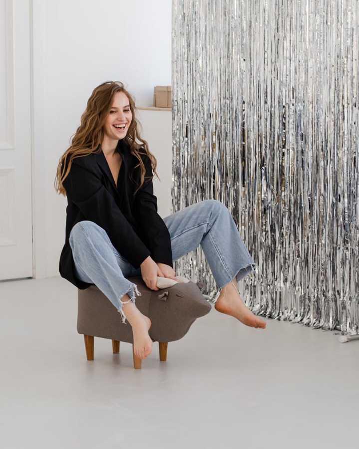 $!La influencer improvisó una base con una lata de fórmula para bebé y una cacerola.