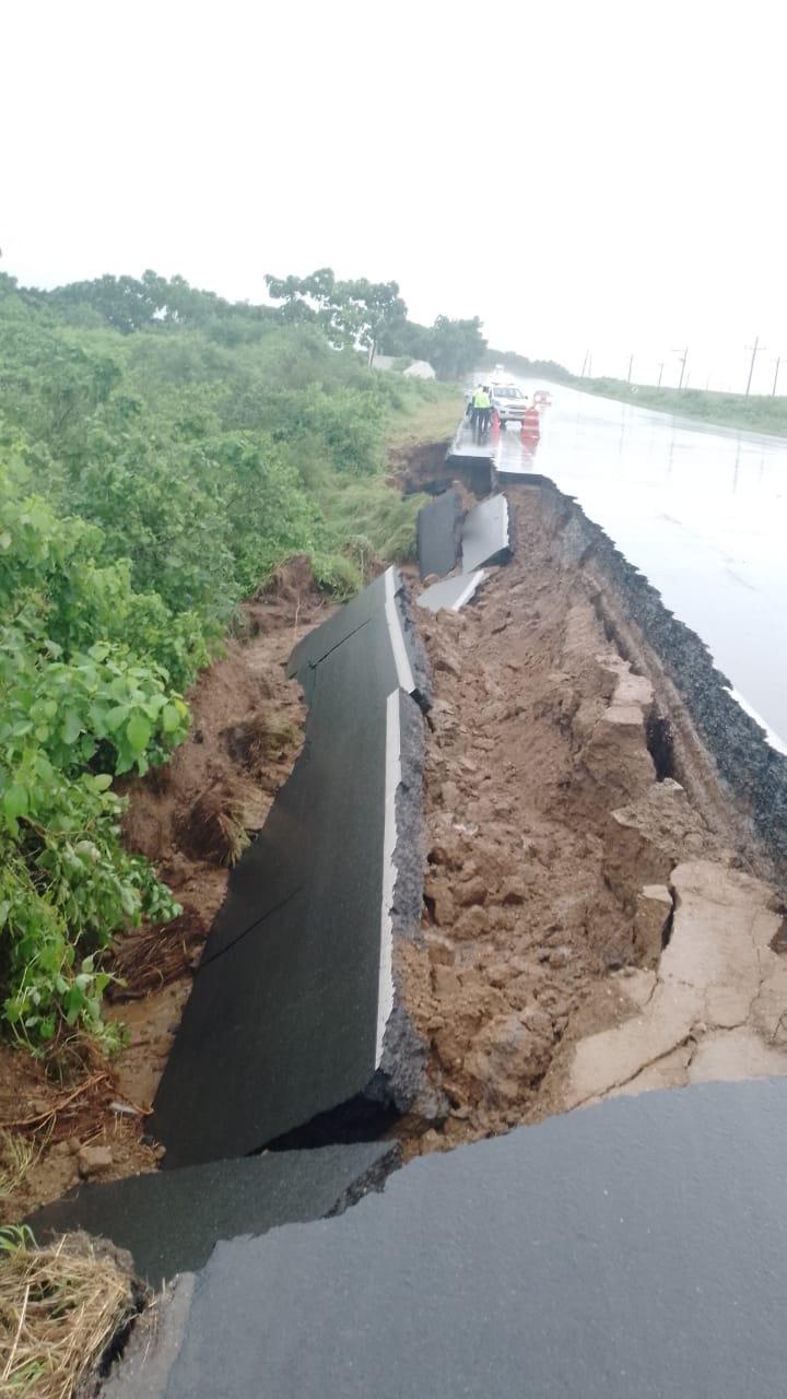 $!Uno de los socavones en la Vía a la Costa que se han reportado por las intensas precipitaciones.