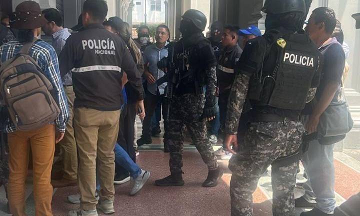 Policías en los exteriores del Municipio de Guayaquil.