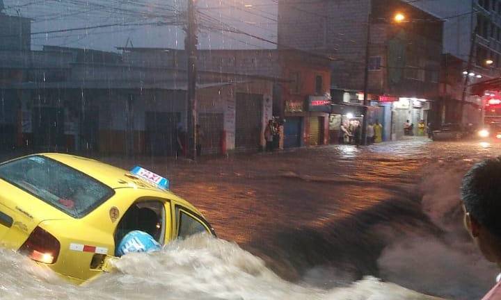 Un taxista falleció en Guayaquil luego de que fuera arrastrado por el agua en El Fortín