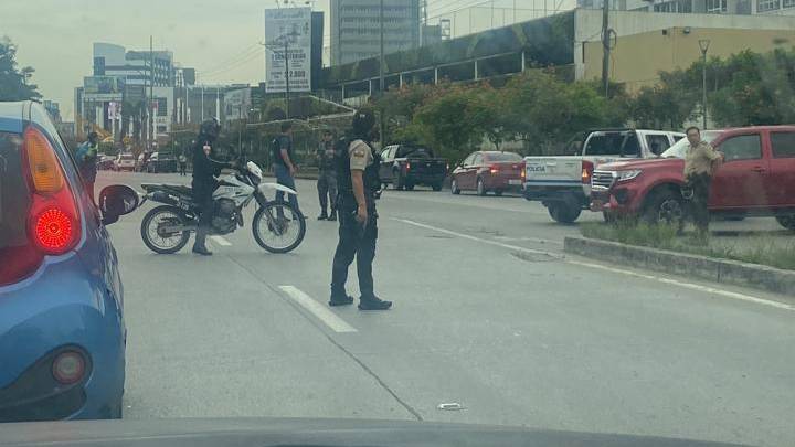 Un artefacto explosivo colocado en una parada de bus de la Av. del Bombero, en Guayaquil, generó pánico en la ciudadanía