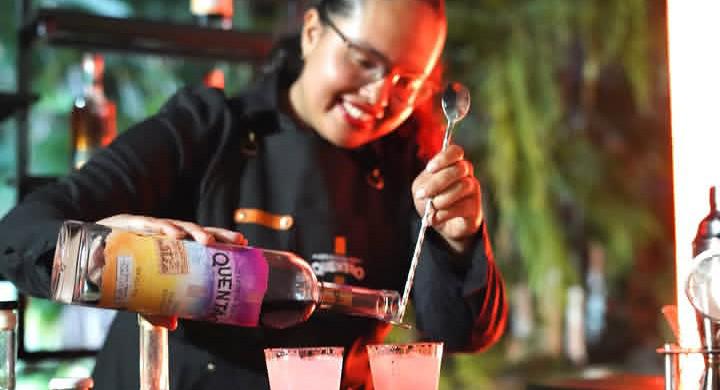$!La embajadora de la marca Quentao, Antonieta Montero, prepara cócteles a base de un licor de açaí ecuatoriano.