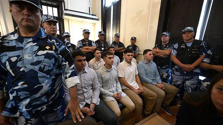 Condenan a prisión perpetua a cinco rugbiers por crimen de joven en Argentina: pidieron perdón en la audiencia