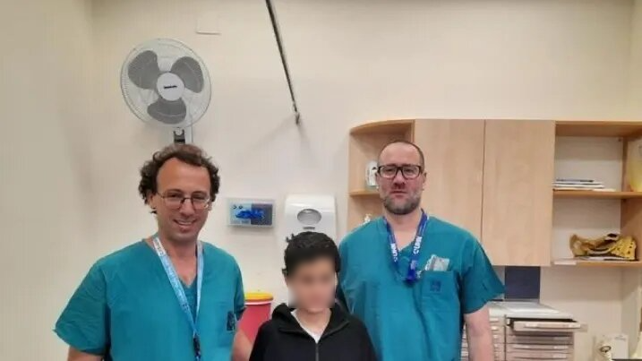 Cirujanos de Israel logran salvar la vida de un niño al unir de vuelta su cabeza y columna vertebral