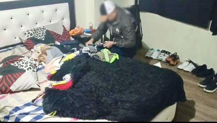 $!Un agente de Policía revisando objetos que los detenidos tenían en su poder.