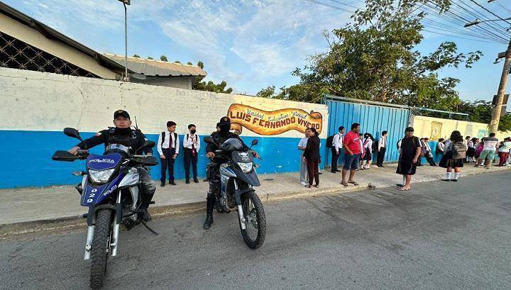 Microvistazo: alerta por economía criminal en las escuelas en Guayaquil