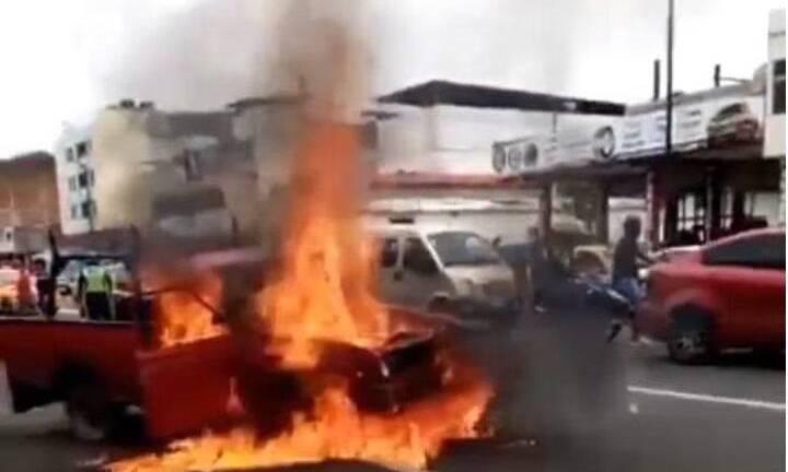 $!Camioneta roja incendiandose en la Av. Machala. (Redes sociales)