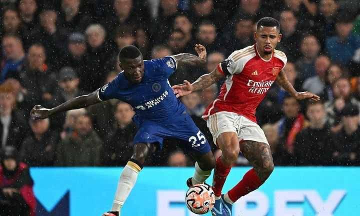 $!Fotografía de Caicedo jugando en un cotejo entre el Chelsea y el Arsenal.