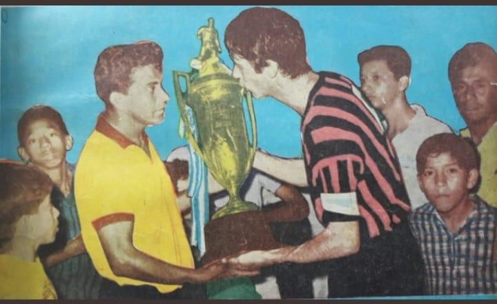 $!Luciano Macías, como capitán de Barcelona, recibió el trofeo cuando el AC Milán de Italia jugó en Guayaquil.