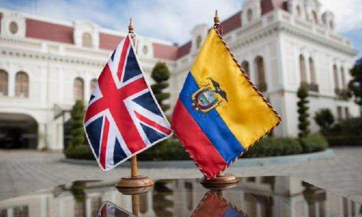 Ecuador conversa con Reino Unido sobre la posibilidad de eliminar visa de turismo