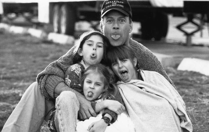 $!Foto familiar de Bruce junto a sus hijas, fruto de su relación con la actriz Demi Moore. Esta imagen fue subida a redes por su hija Rumer, el día del padre.