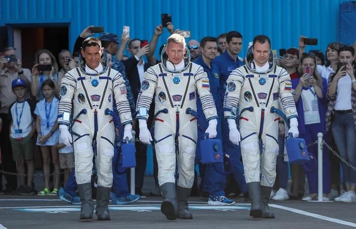 $!Frank viajó a dos cosmonautas rusos, Serguéi Prokópiev, y Serguéi Petelin.