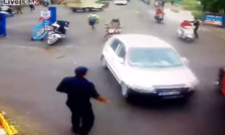 Conductor ebrio arrolla a motociclista y policía en su huida
