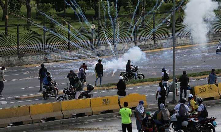 Oposición venezolana denuncia allanamientos de militares