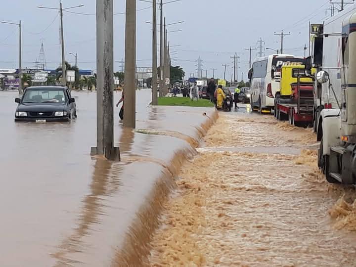 $!Vista de la inundación en el tramo Machala - Santa Rosa de la vía Panamericana.