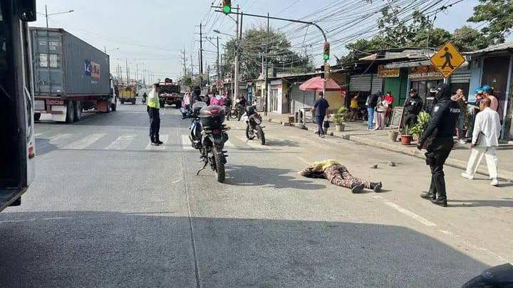 Sicariato afuera de la Penitenciaría en Guayaquil: una guía es asesinada luego de terminar su turno