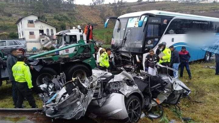 Automóvil quedó atrapado debajo de un bus en Ambato: hay un fallecido y cuatro heridos