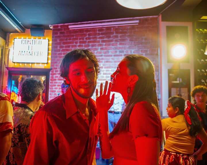 $!Nathalia Madrigal y Gabriel Baumann durante la filmación del video de Amanecer.