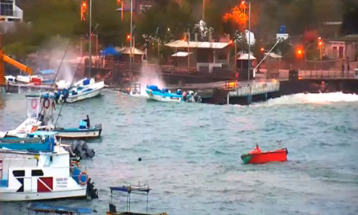Fuerte oleaje golpea playas de Santa Elena y Galápagos