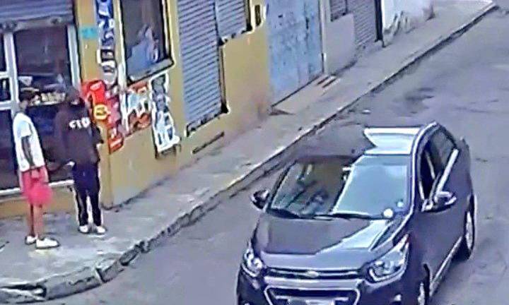 Video capta a conductor que atropella a un perro en Quito; autoridades municipales lo identifican