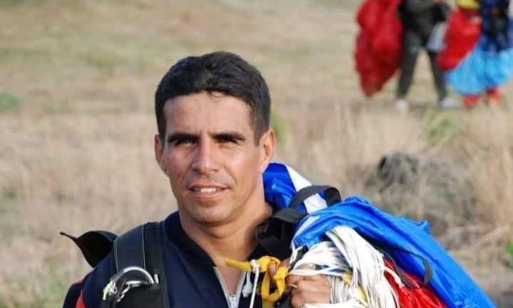 Instructor de paracaidismo muere tras realizar actividad extrema en una playa de Manta