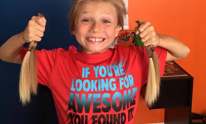 El niño que dejó crecer su pelo para donarlo a niños con cáncer