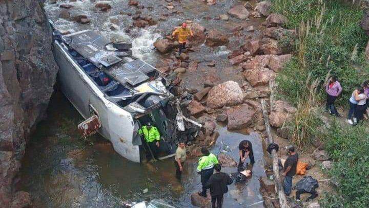 Vía Cuenca-Loja: bus con deportistas cayó a un río y dejó al menos cuatro fallecidos