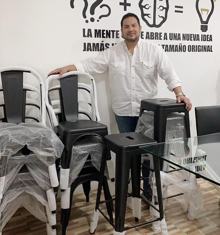 $!Gabriel Vinueza decidió crear su tienda en línea Camila Mobiliario para proveerse y comercializar los muebles para sus obras.