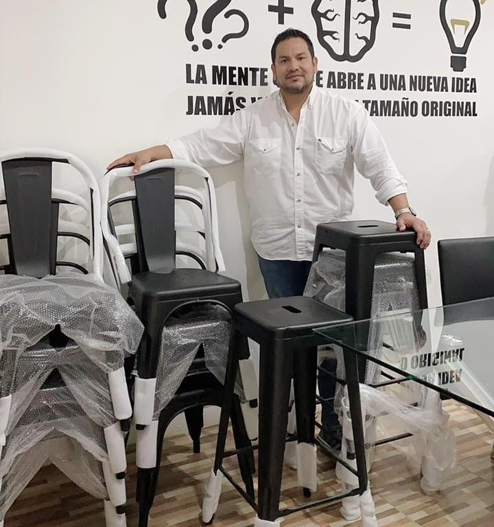 $!Gabriel Vinueza decidió crear su tienda en línea Camila Mobiliario para proveerse y comercializar los muebles para sus obras.
