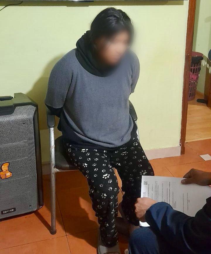 $!La fotografía de la mujer detenida por el caso , Evelyn Janeth, fue compartida por la Fiscalía General el 8 de febrero. Por otro lado, no ha sido compartido por ahora una del arresto del padre de la menor de edad.