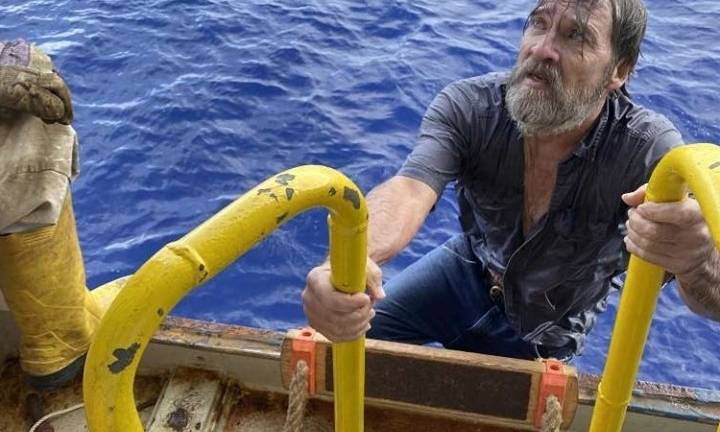 Rescatan a marinero quien se encontraba aferrado a la proa de su bote hundido