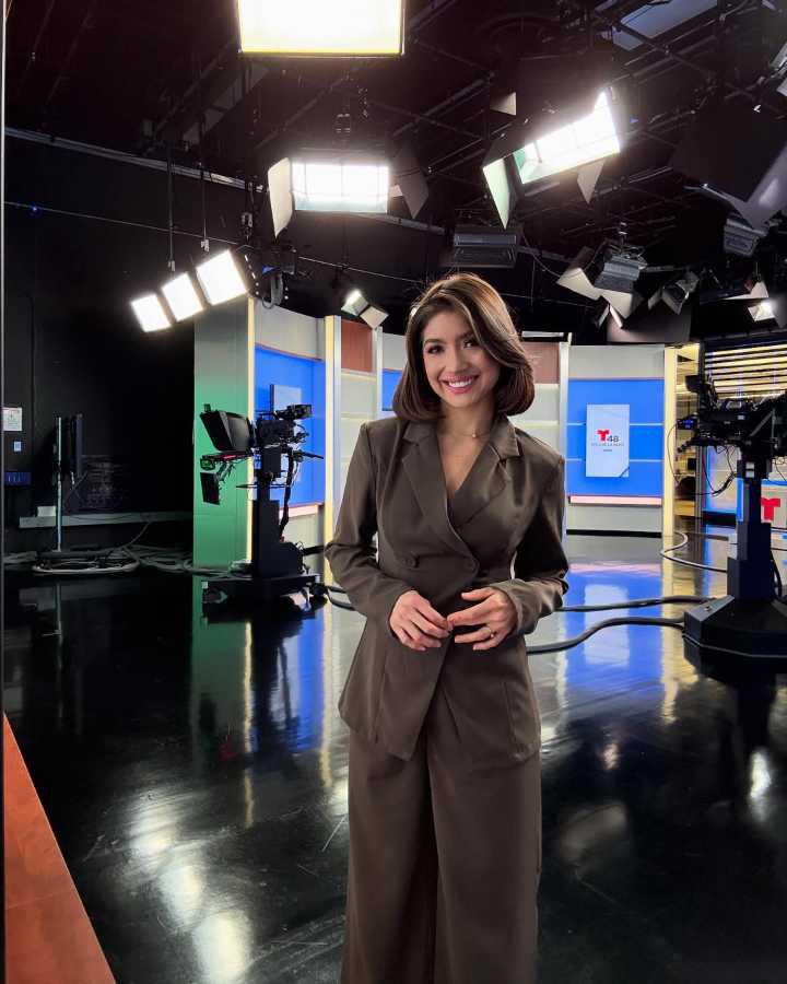 $!Aunque no asistió a la ceremonia por estar cubriendo protestas en Los Ángeles, celebró el premio con humor desde el estudio.