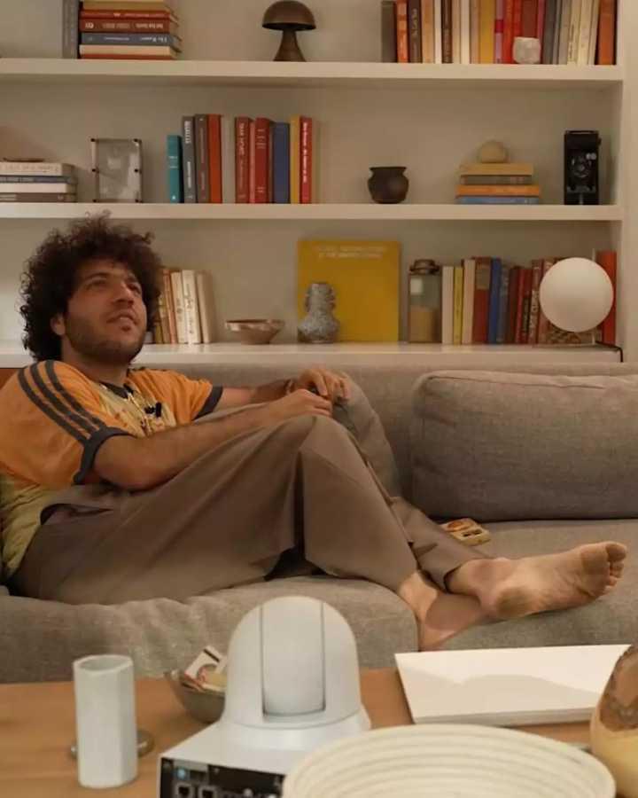 $!El productor ya había sido comentado por aparecer descalzo en episodios previos.