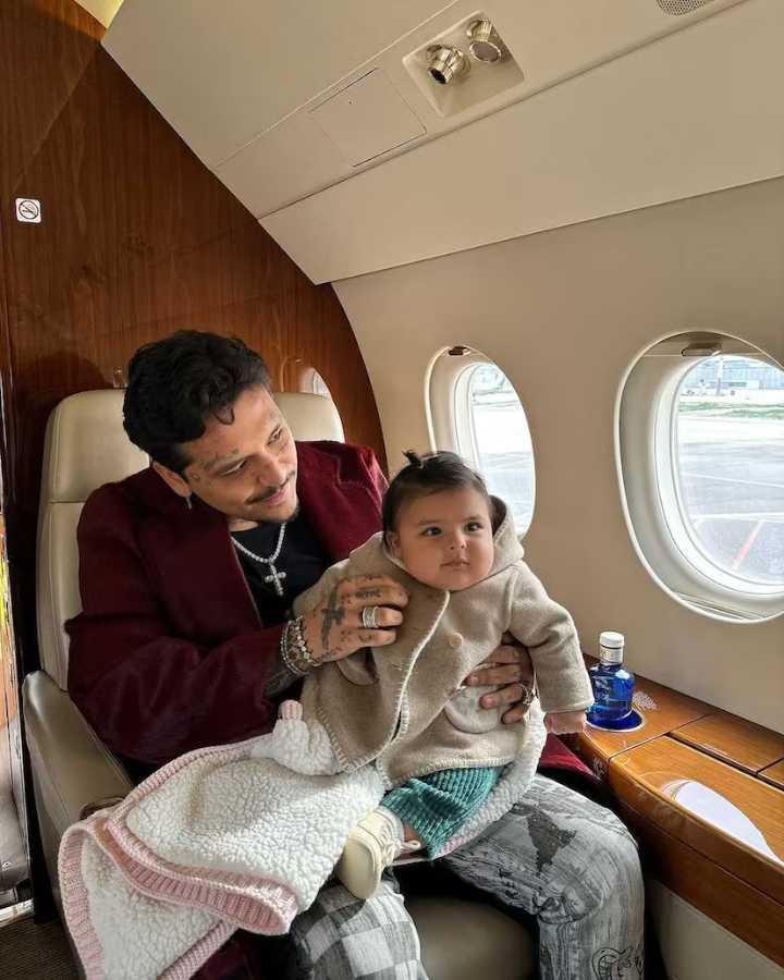 $!En agosto, Cazzu reveló que Nodal no firmó el permiso de viaje para salir de Argentina con la menor.