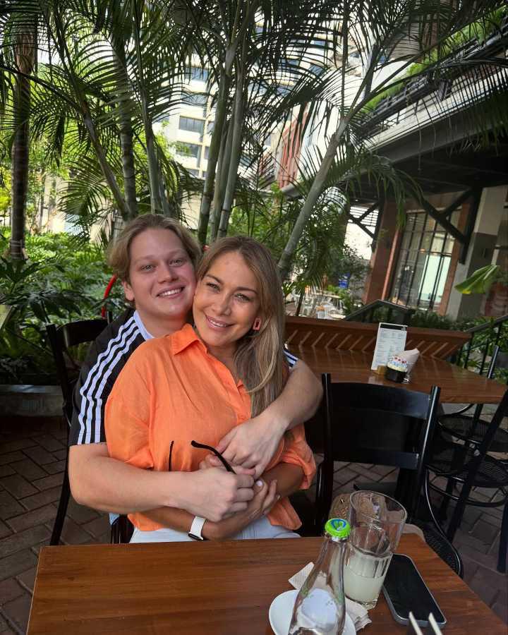 $!el influencer ecuatoriano descendió de una avioneta, caminó sobre alfombra roja y fue escoltado por tricimotos decoradas en su teatral entrada al recinto electoral.