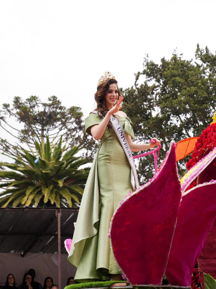 $!Fátima Bosch durante el desfile de la Fiesta de las Flores y las Frutas en Ambato.