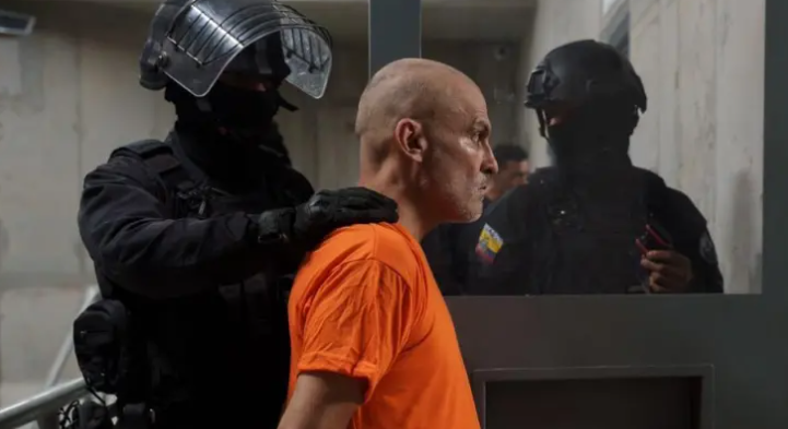 $!Instantes en que Serrano ingresaba en la cárcel de El Encuentro.