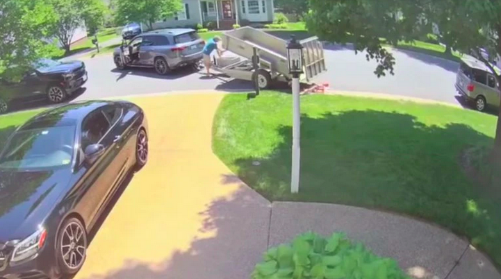 Padre intentó humillar a su exesposa al arrojarle miles de centavos, pero su hija sorprendió a todos